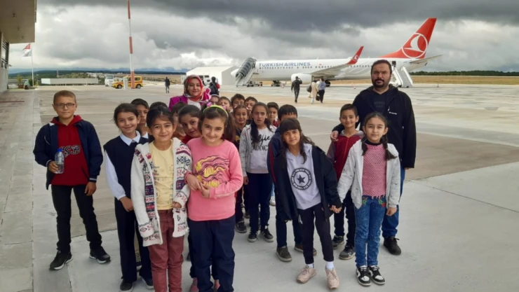 Öğrenciler Havalimanını Keşfediyor