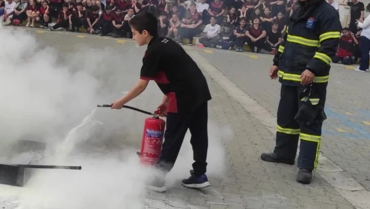 Öğrenciler Yangın Söndürme Deneyimi Yaşadı