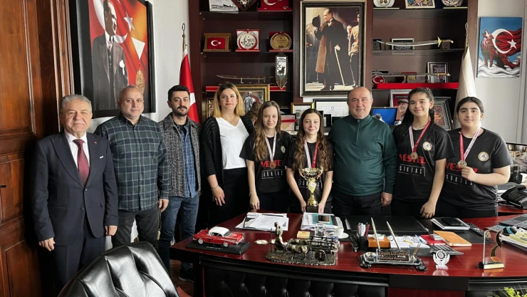 Öğrencilerden Belediye Başkanı Uzuner'e Ziyaret