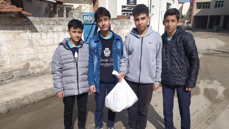 Öğrencilerden İhtiyaç Sahiplerine Ramazan Yardımı