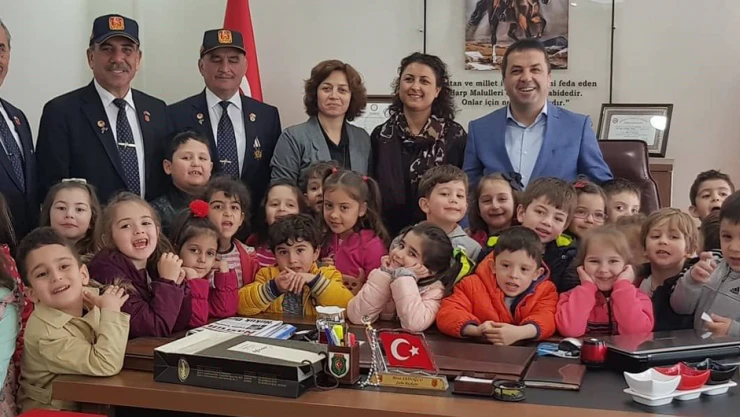 Öğrencilerden Şehit Aileleri ve Gaziler Derneği'ne ziyaret