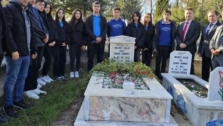 Öğrencileri Tarafından Kabri Başında Anıldı