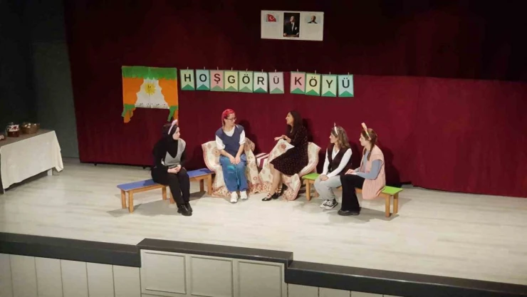 Öğretmenlerden Oluşan Tiyatro Ekibi Hem Öğretti Hem Eğlendirdi