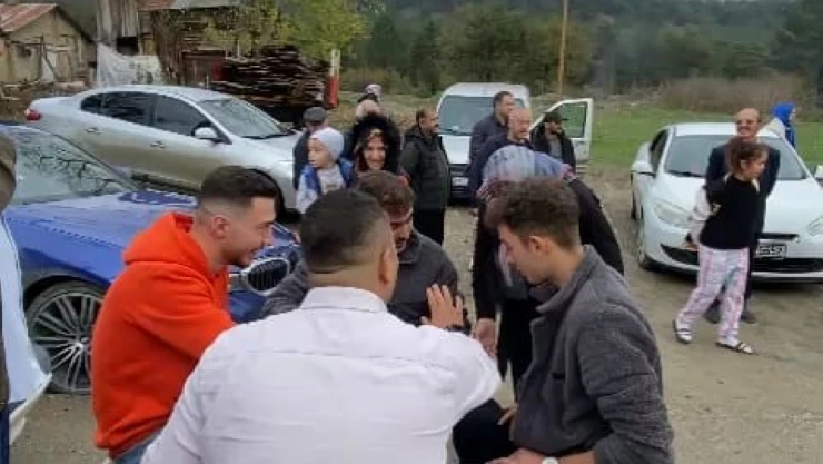 Okey Masası Kurarak Düğün Konvoyunun Önünü Kestiler