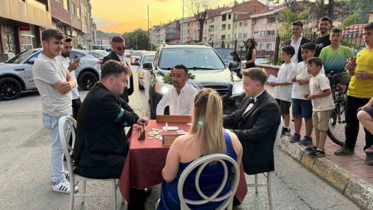 Okey Masası Kurarak Düğün Konvoyunun Önünü Kestiler