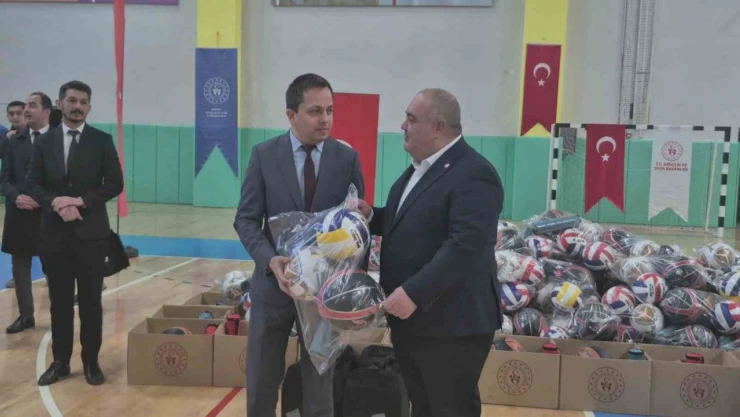 Okullara Spor Malzemesi Desteği Sağlandı