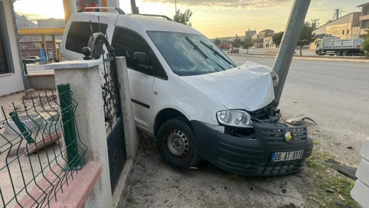 Önce Ağaca, Ardından Direğe Çarptı