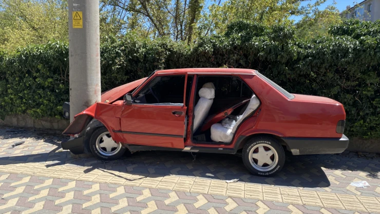 Önce Araca, Ardında Beton Direğe Çarptı: 1 Yaralı