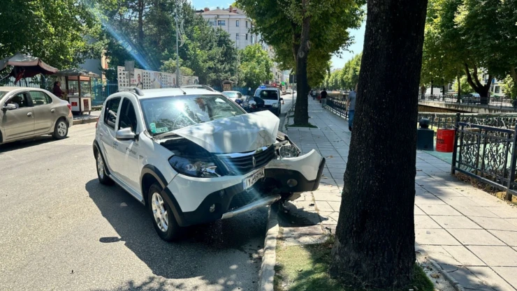 Önce yayaya sonra direğe çarptı: 2 yaralı