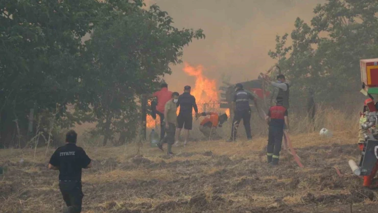 Orman Yangının Evlere Sıçramaması İçin Yoğun Mücadele Veriliyor