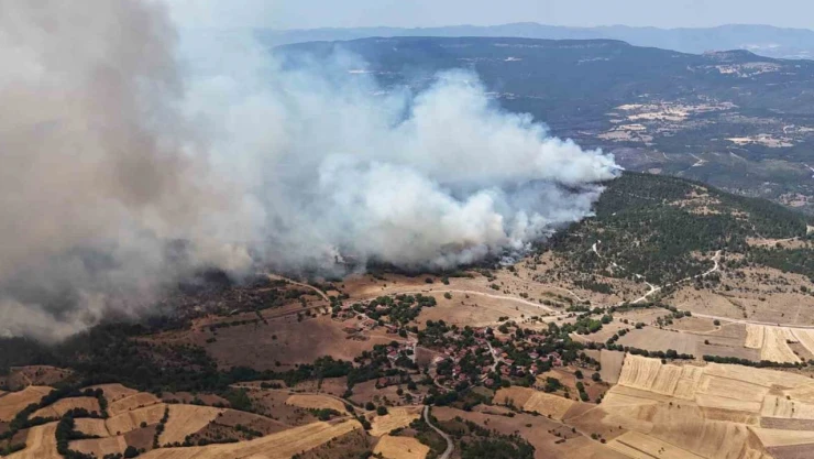 Orman Yangınında Alevler Yerleşim Yerlerine Doğru İlerliyor