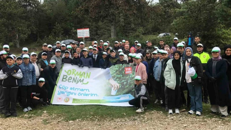 Ormana Atılan Çöpler El Birliğiyle Toplandı
