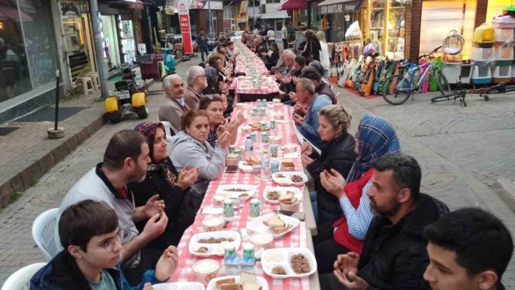 Ortaçesme Esnafı İftarda Bir Araya Geldi