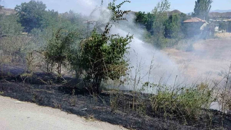 Örtü Yangını Büyümeden Söndürüldü