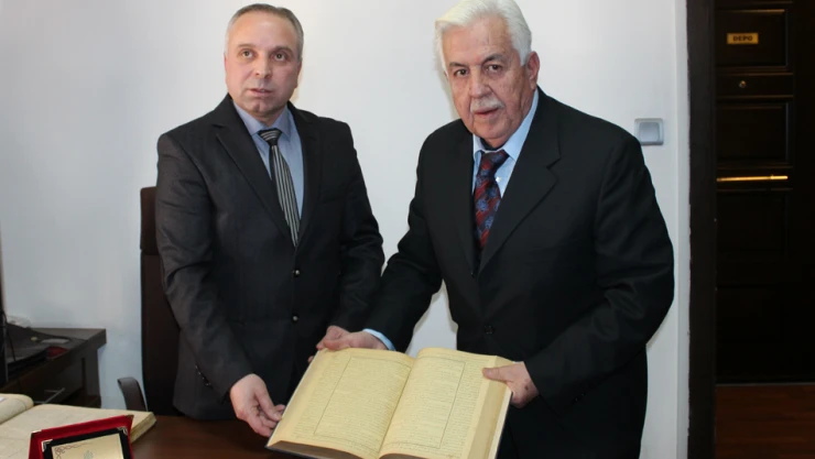 Osmanlıca 490 eseri kütüphaneye bağışladı