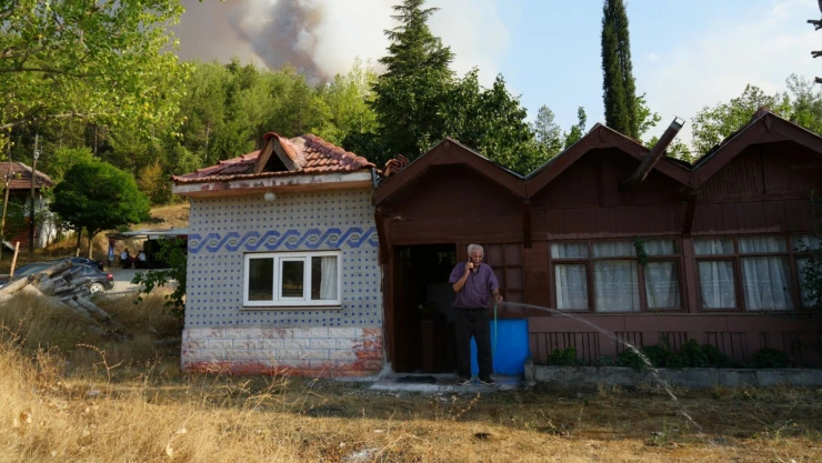 Otları Islatarak Evini Yangından Korumaya Çalıştı