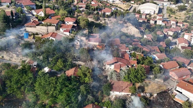 Otluk Alanda Çıkan Yangında 4 Ev Zarar Gördü