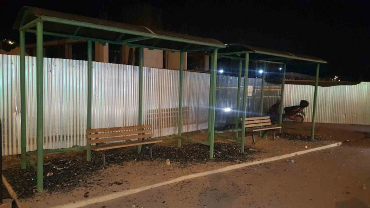 Otobüs Durağının Camlarını Kırdı