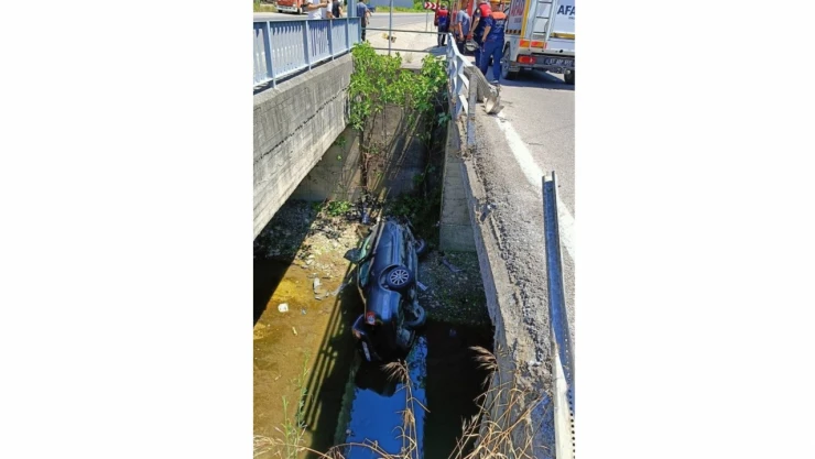 Otomobil 2 Köprü Arasından Dereye Uçtu