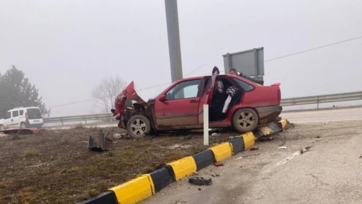 Otomobil Çekiciyle Çarpıştı: 4 Yaralı