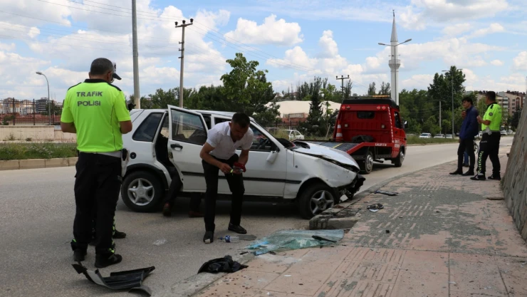 Otomobil devrildi: 2 yaralı