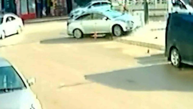 Otomobil Elektrik Panosuna Çarptı