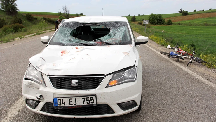 Otomobil ile bisiklet çarpıştı: 1 öğrenci yaralandı