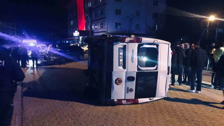 Otomobil ile Çarpışan Minibüs Devrildi: 2 Yaralı