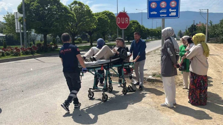 Otomobil ile Çarpışan Motosiklet Yola Savruldu