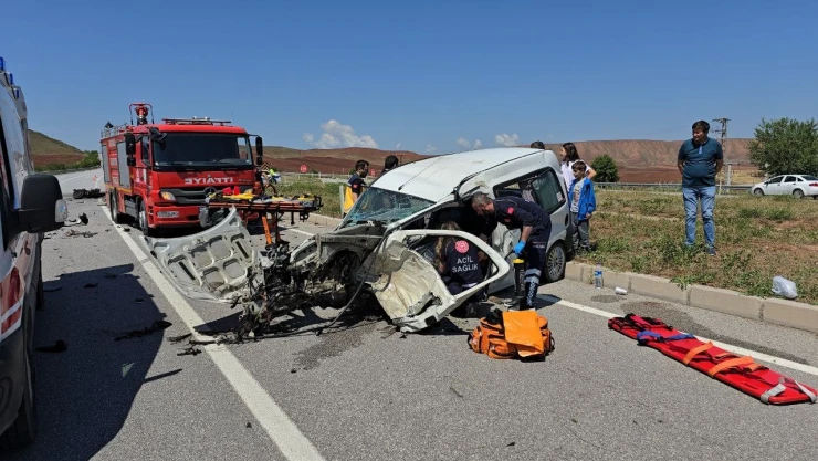 Otomobil İle Ticari Araç Çarpıştı: 7 Yaralı