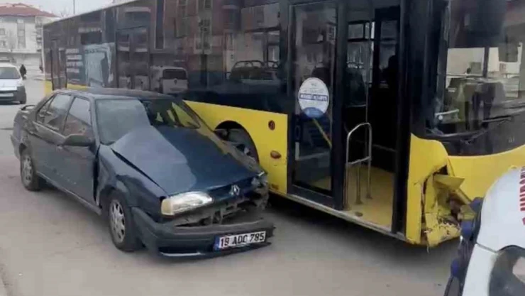 Otomobil İle Yolcu Otobüsü Çarpıştı: 2 Yaralı