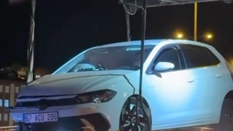 Otomobil Köprü Üzerinde Bariyerlere Çarptı: 1 Yaralı