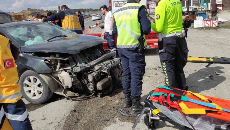 Otomobil Park Halindeki Tıra Çarptı: 5 Yaralı