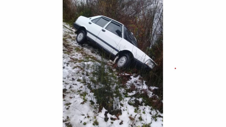 Otomobil Şarampole Düştü