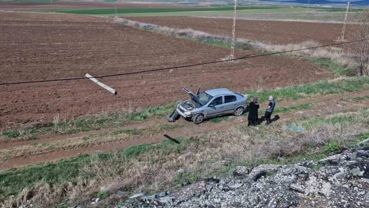 Otomobil Şarampole Yuvarlandı