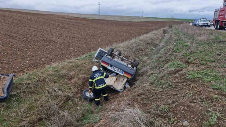 Otomobil Şarampole Yuvarlandı: 2 Yaralı