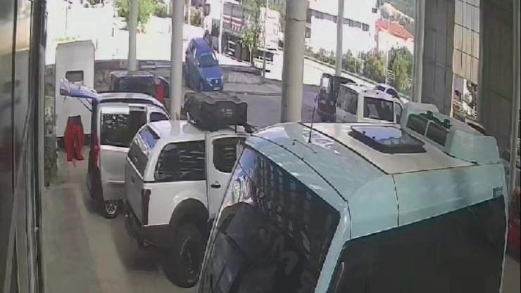 Otomobil sürücüsü yolu şaşırdı, merdivenlerden indi