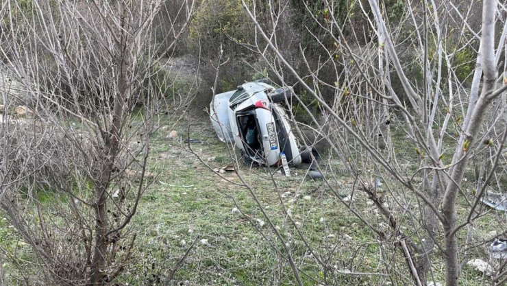 Otomobil tarlaya uçtu 1 yaralı