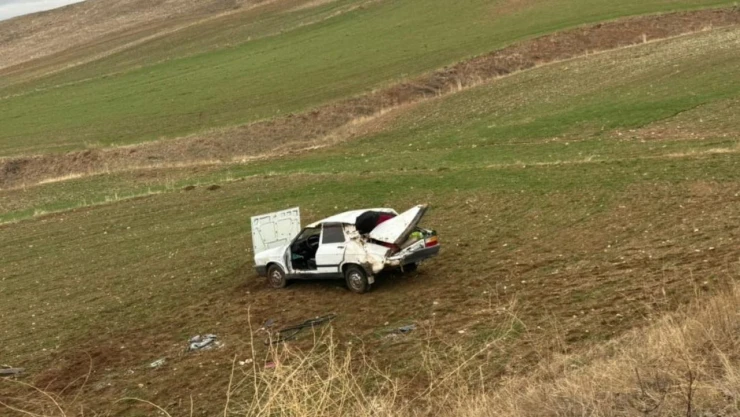 Otomobil Tarlaya Uçtu: 2 Yaralı