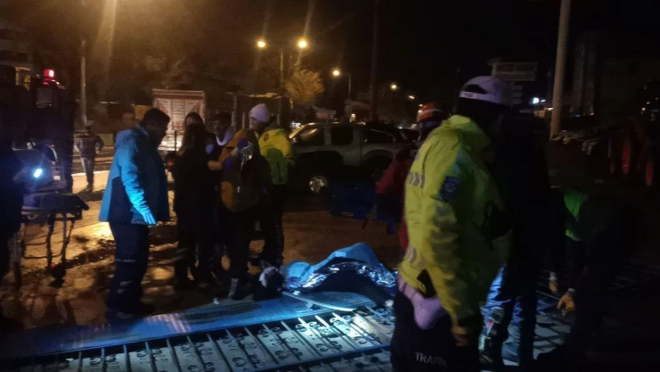 Otomobil, Traktör Bayisine Girdi, Araçtan Fırlayan Kadının Ayağı Kapıya Sıkıştı: 2 Yaralı