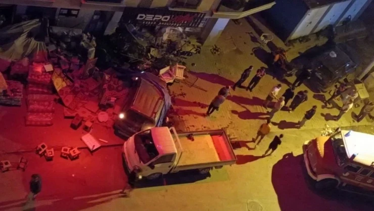 Otomobil Züccaciye Dükkanına Daldı: 1 yaralı