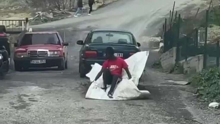 Otomobilin Arkasındaki Brandayla Yolculuk Yaptı