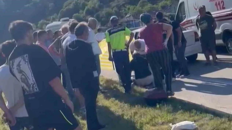 Otomobilin Çarptığı Motosikletli Yola Savruldu