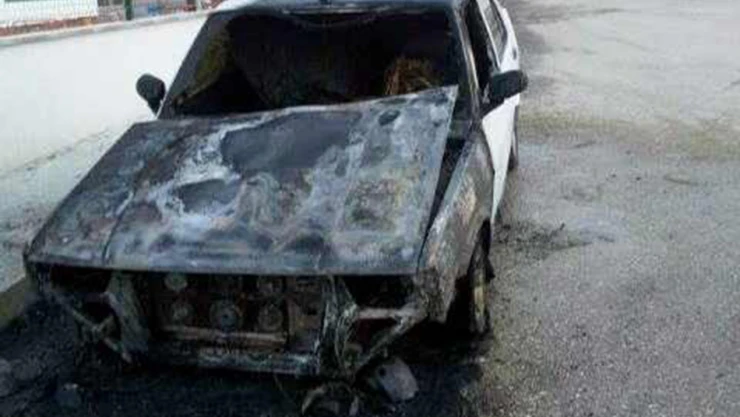 Otomobilin motor kısmı yandı
