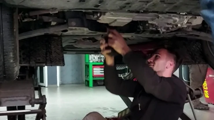 Otomobilin Motor Kısmına Sıkışan Kedi Yavrusu Kurtarıldı