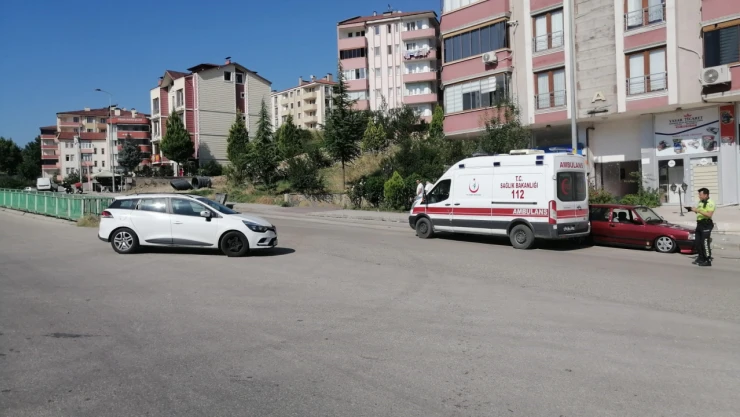 Otomobille çarpışan motosiklet sürücüsü yaralandı