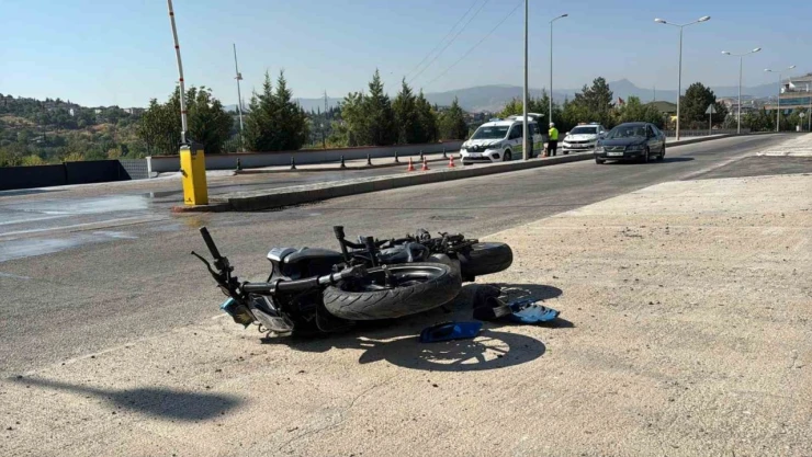 Otomobille Çarpışan Motosikletteki 2 Kişi Ağır Yaralandı