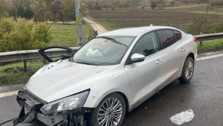 Otoyolda Bariyerlere Çarptı, Yaralılar Var