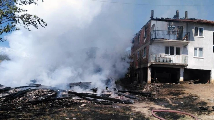 Oycalı'da anız ateşi üç evi yuttu