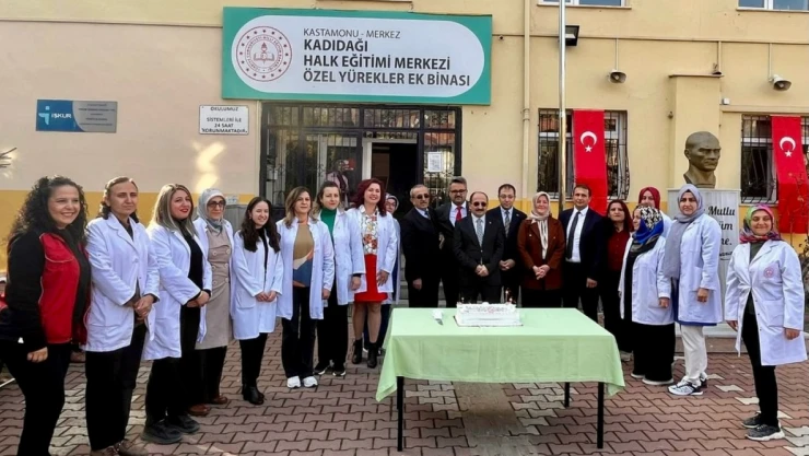 Özel Bireylerden Renkli Öğretmenler Günü Kutlaması